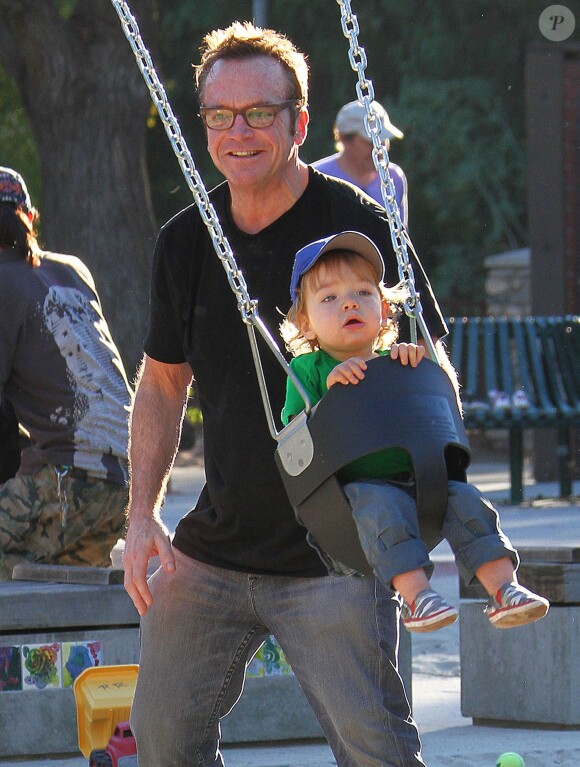 Tom Arnold et son fils Jax à "Coldwater Canyon Park" à Beverly Hills. Tom a dessiné un Smiley dans sa main et salue les photographes, le 8 novembre 2014  