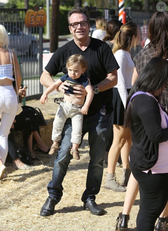 Tom Arnold et son fils Jax se promènent au Mr Bones Pumpkin Patch à West Hollywood Los Angeles, le 18 octobre 2014  