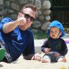 Tom Arnold et son fils Jax s'amusent au parc de "Coldwater Canyon" à Beverly Hills, le 23 mai 2014  