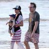 Tom Arnold et sa femme Ashley Groussman sur une plage a Hawai en compagnie de leur fils Jax Le 28 decembre 2013  