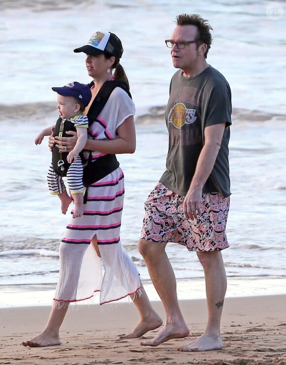 Tom Arnold et sa femme Ashley Groussman sur une plage a Hawai en compagnie de leur fils Jax Le 28 decembre 2013  