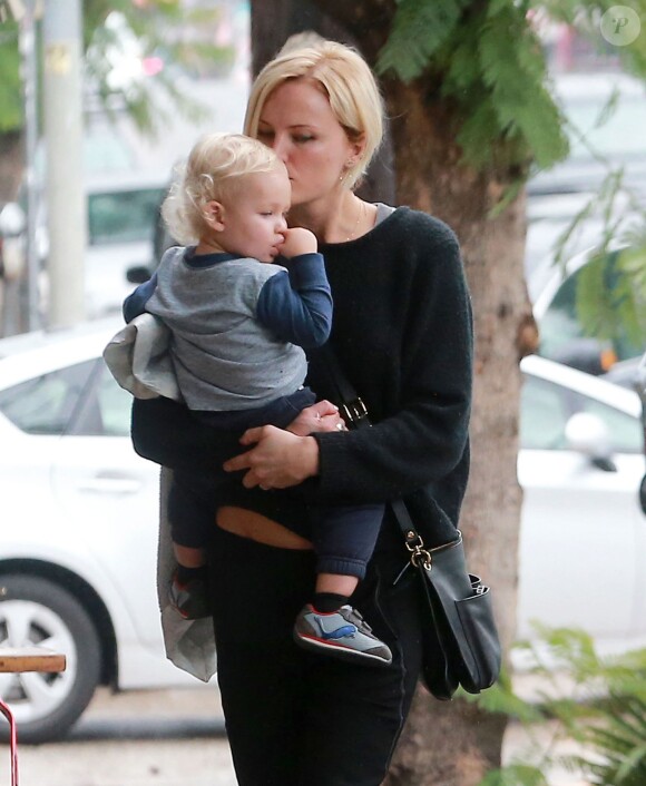 Malin Akerman, sans maquillage, va déjeuner avec son fils Sebastian à Los Feliz, le 16 décembre 2014. 