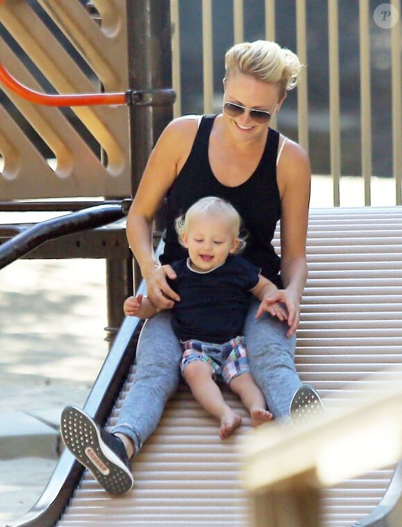 Exclusif - Malin Akerman s'amuse avec son fils Sebastian au Griffith Park à Los Feliz, le 30 septembre 2014. 
