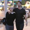 Exclusif - Miley Cyrus et son petit-ami Patrick Schwarzenegger se promènent avec un ami à Malibu, le 30 novembre 2014.