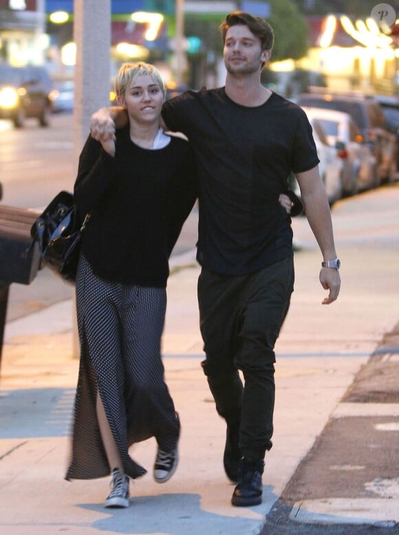 Exclusif - Miley Cyrus et son petit-ami Patrick Schwarzenegger se promènent avec un ami à Malibu, le 30 novembre 2014.  