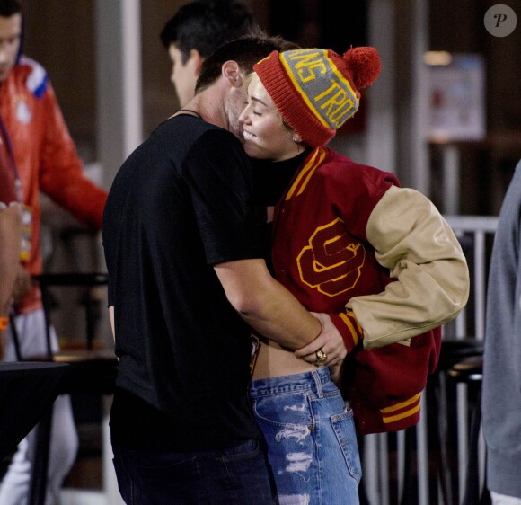 Miley Cyrus et Patrick Schwarzenegger confirment la rumeur, comme quoi il serait ensemble, en s'embrassant et en se tenant amoureusement lors d'un match de football à Los Angeles. Le 13 novembre 2014  