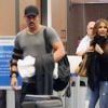  Sofia Vergara, qui porte sa bague de fiancée, et son fiancé Joe Manganiello, le bras gauche avec une attelle, arrivent à l'aéroport LAX de Los Angeles. Le 29 décembre 2014 