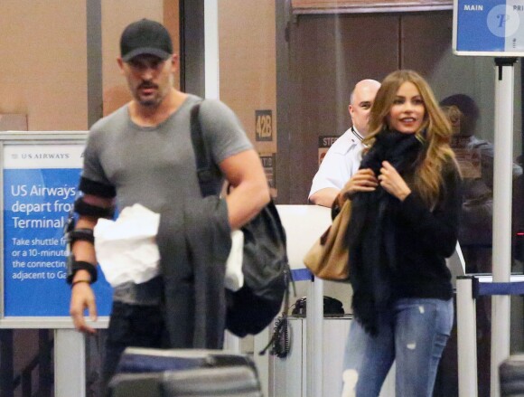  Sofia Vergara, qui porte sa bague de fiancée, et son fiancé Joe Manganiello, le bras gauche avec une attelle, arrivent à l'aéroport LAX de Los Angeles. Le 29 décembre 2014 