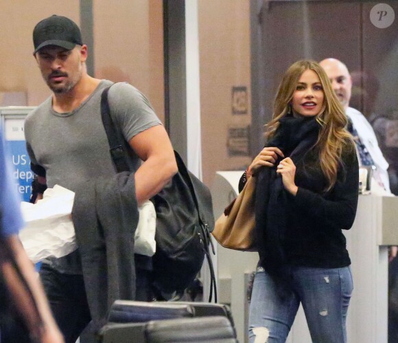 Exclusif - No Web No Blog - Sofia Vergara, qui porte sa bague de fiancée, et son fiancé Joe Manganiello, le bras gauche avec une attelle, arrivent à l'aéroport LAX de Los Angeles. Le 29 décembre 2014  