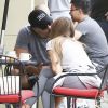 Exclusif - Sofia Vergara et Joe Manganiello s'embrassent sur la terrasse d'un café à Savannah en Georgie le 27 septembre 2014.  