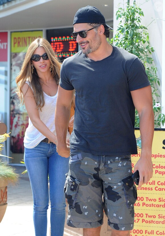 Sofia Vergara et son petit-ami Joe Manganiello vont déjeuner au restaurant à Beverly Hills, le 7 septembre 2014. 