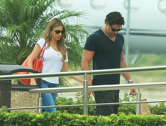 Exclusif - Sofia Vergara et son petit-ami Joe Manganiello vont prendre un vol à l'aéroport de Cabo San Lucas après avoir passé des vacances en amoureux, le 1er septembre 2014. 