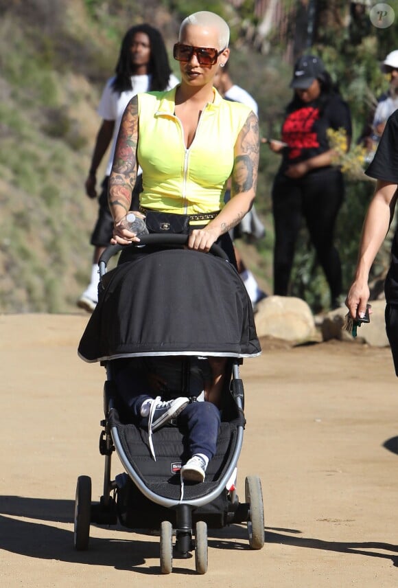 Exclusif - Amber Rose et son fils Sebastian Thomaz, en poussette, se promènent au Runyon Canyon à Hollywood, le 14 janvier 2015.