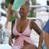 Amber Rose se relaxe au bord d'une piscine à Miami, le 17 janvier 2015.  Amber Rose and some friends relaxing poolside at her hotel in Miami, Florida on January 17, 2014.17/01/2015 - Miami