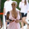 Amber Rose se relaxe au bord d'une piscine à Miami, le 17 janvier 2015.  Amber Rose and some friends relaxing poolside at her hotel in Miami, Florida on January 17, 2014.17/01/2015 - Miami