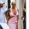 Amber Rose se relaxe au bord d'une piscine à Miami, le 17 janvier 2015.  Amber Rose and some friends relaxing poolside at her hotel in Miami, Florida on January 17, 2014.17/01/2015 - Miami