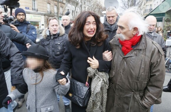 Elsa Wolinski et ses filles Lilah et Bianca lors de la crémation de son père Georges Wolinski, au cimetière du Père-Lachaise à Paris le 15 janvier 2015