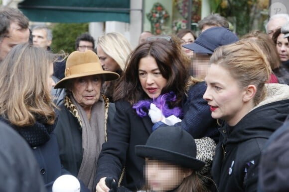 Elsa Wolinski et ses filles Lilah et Bianca lors de la crémation de son père Georges Wolinski, au cimetière du Père-Lachaise à Paris le 15 janvier 2015