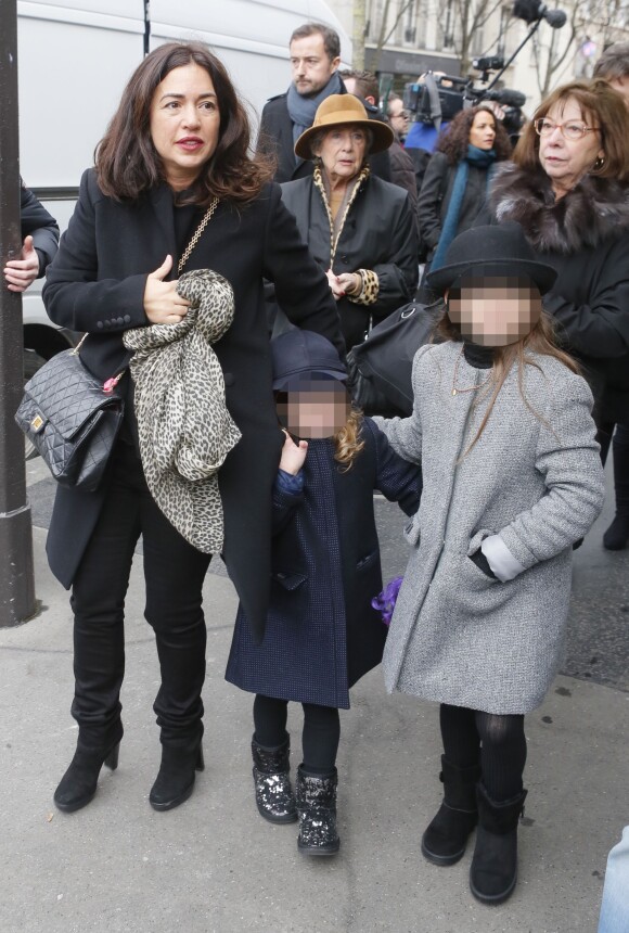 Elsa Wolinski et ses filles Lilah et Bianca lors de la crémation de son père Georges Wolinski, au cimetière du Père-Lachaise à Paris le 15 janvier 2015