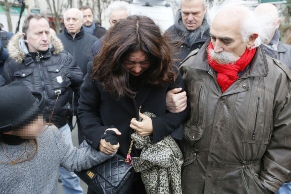 Elsa Wolinski et ses filles Lilah et Bianca lors de la crémation de son père Georges Wolinski, au cimetière du Père-Lachaise à Paris le 15 janvier 2015