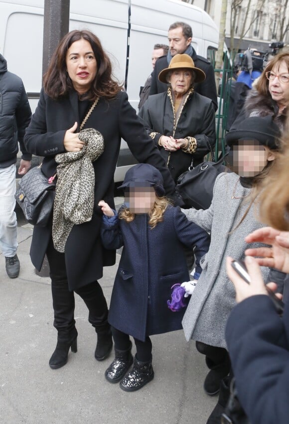 Elsa Wolinski et ses filles Lilah et Bianca lors de la crémation de son père Georges Wolinski, au cimetière du Père-Lachaise à Paris le 15 janvier 2015