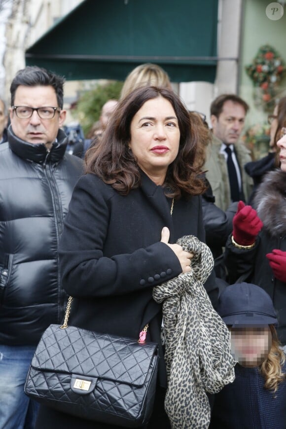 Elsa Wolinski et ses filles Lilah et Bianca lors de la crémation de son père Georges Wolinski, au cimetière du Père-Lachaise à Paris le 15 janvier 2015
