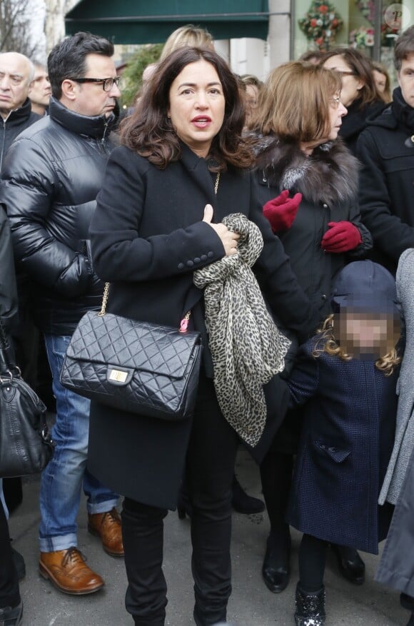 Elsa Wolinski et ses filles Lilah et Bianca lors de la crémation de son père Georges Wolinski, au cimetière du Père-Lachaise à Paris le 15 janvier 2015