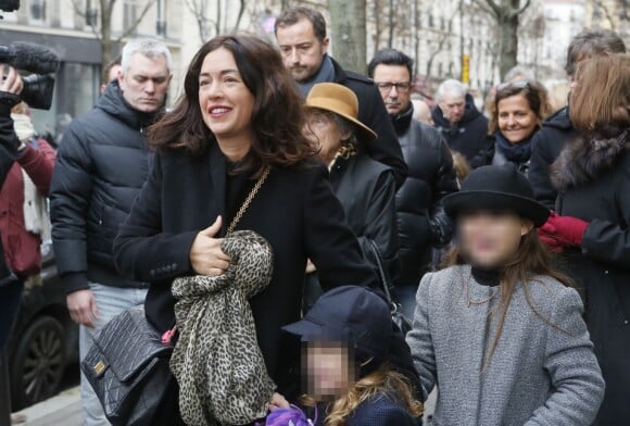 Elsa Wolinski et ses filles Lilah et Bianca lors de la crémation de son père Georges Wolinski, au cimetière du Père-Lachaise à Paris le 15 janvier 2015