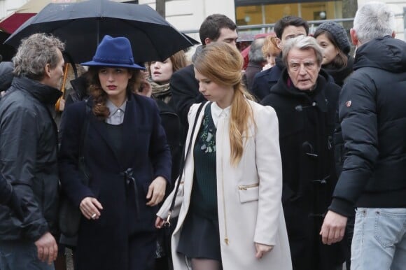 Lola Wolinski et Bernard Kouchner lors de l'inhumation de Georges Wolinski au cimetière du Montparnasse à Paris le 15 janvier 2015