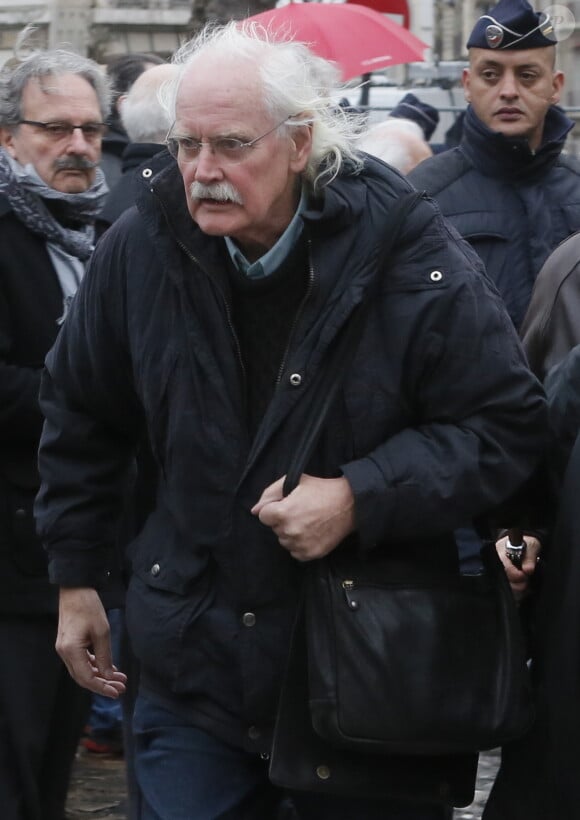 Le dessinateur Willem lors de l'inhumation de Georges Wolinski au cimetière du Montparnasse à Paris le 15 janvier 2015