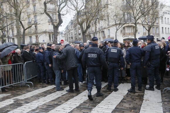 une foule s'était rassemblée pour l'inhumation de Georges Wolinski au cimetière du Montparnasse à Paris le 15 janvier 2015