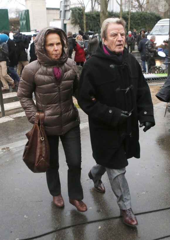Christine Ockrent et Bernard Kouchner lors de l'inhumation de Georges Wolinski au cimetière du Montparnasse à Paris le 15 janvier 2015