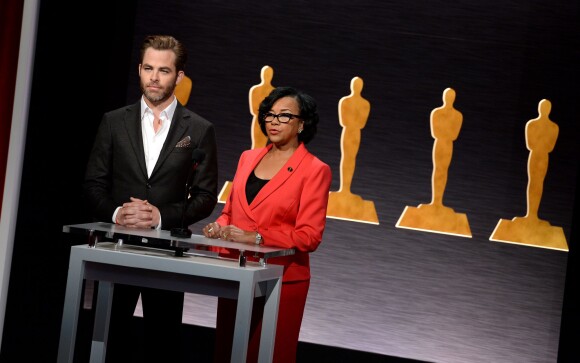Chris Pine et la présidente de l'Académie, Cheryl Boone Isaacs, lors de l'annonce des nominations aux Oscars 2015 à Beverly Hills, Los Angeles, le 15 janvier 2015.