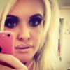 Carolyn Anderson, une jeune femme de 28 ans vit à Liverpool et a dépensé plus de 200 000$ pour ressembler à son idôle Pamela Anderson. Elle se fait appeler Scouse Pammie et partage son quotidien et ses photos sur Instagram. Une obsession qui n'est pas toutefois sans danger et qui a failli virer au drame.