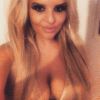 Carolyn Anderson, une jeune femme de 28 ans vit à Liverpool et a dépensé plus de 200 000$ pour ressembler à son idôle Pamela Anderson. Elle se fait appeler Scouse Pammie et partage son quotidien et ses photos sur Instagram. Une obsession qui n'est pas toutefois sans danger et qui a failli virer au drame.