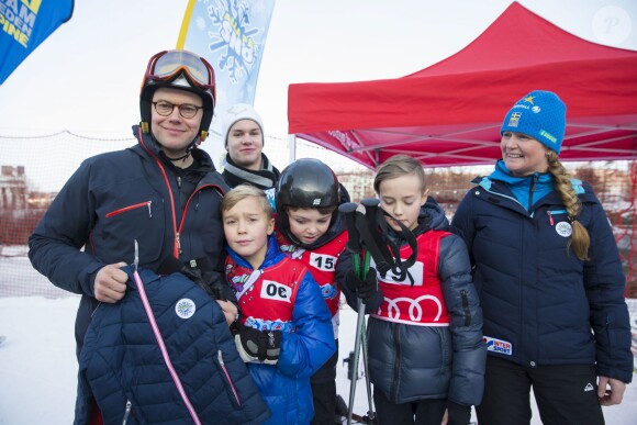 Le prince Daniel de Suède participait le 15 janvier 2015 à l'initiative Tous sur la neige, qui permet à des enfants de pratiquer gratuitement plusieurs disciplines des sports d'hiver, sur les pistes de la station Hammarbybacken, non loin de Stockholm.