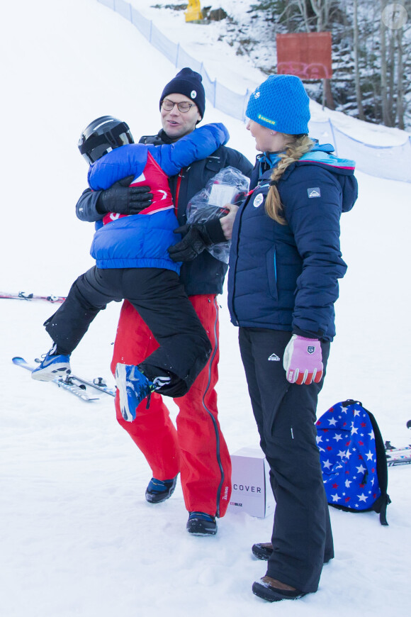 Le prince Daniel de Suède participait le 15 janvier 2015 à l'initiative Tous sur la neige, qui permet à des enfants de pratiquer gratuitement plusieurs disciplines des sports d'hiver, sur les pistes de la station Hammarbybacken, non loin de Stockholm.