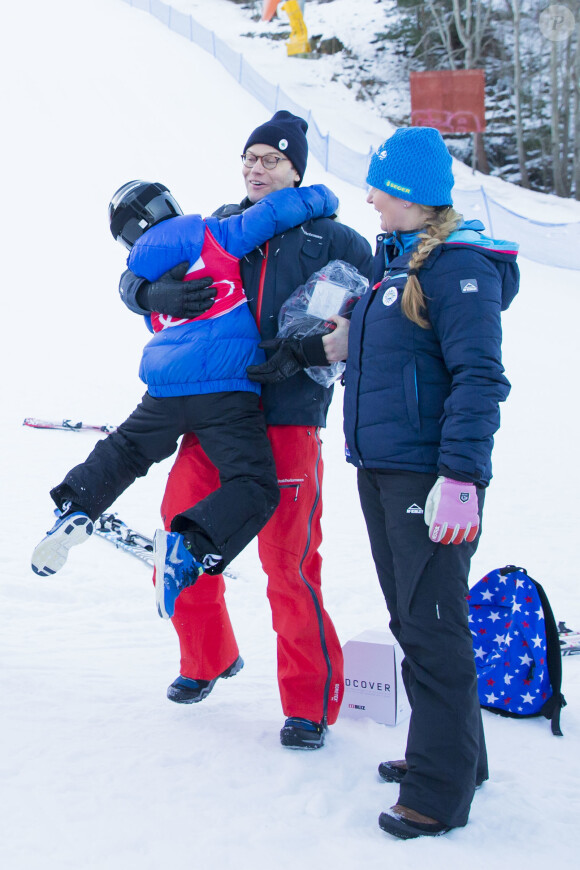 Le prince Daniel de Suède participait le 15 janvier 2015 à l'initiative Tous sur la neige, qui permet à des enfants de pratiquer gratuitement plusieurs disciplines des sports d'hiver, sur les pistes de la station Hammarbybacken, non loin de Stockholm.