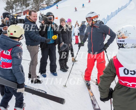 Le prince Daniel de Suède participait le 15 janvier 2015 à l'initiative Tous sur la neige, qui permet à des enfants de pratiquer gratuitement plusieurs disciplines des sports d'hiver, sur les pistes de la station Hammarbybacken, non loin de Stockholm.