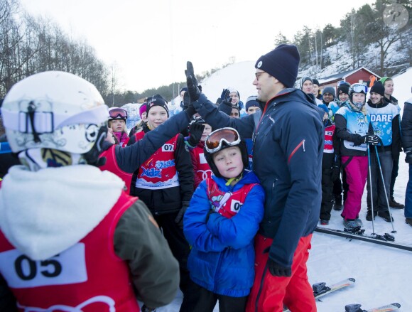 Le prince Daniel de Suède participait le 15 janvier 2015 à l'initiative Tous sur la neige, qui permet à des enfants de pratiquer gratuitement plusieurs disciplines des sports d'hiver, sur les pistes de la station Hammarbybacken, non loin de Stockholm.