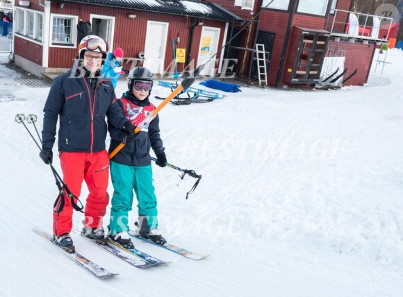 Le prince Daniel de Suède participait le 15 janvier 2015 à l'initiative Tous sur la neige, qui permet à des enfants de pratiquer gratuitement plusieurs disciplines des sports d'hiver, sur les pistes de la station Hammarbybacken, non loin de Stockholm.