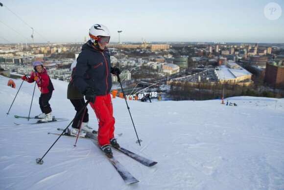 Le prince Daniel de Suède participait le 15 janvier 2015 à l'initiative Tous sur la neige, qui permet à des enfants de pratiquer gratuitement plusieurs disciplines des sports d'hiver, sur les pistes de la station Hammarbybacken, non loin de Stockholm.