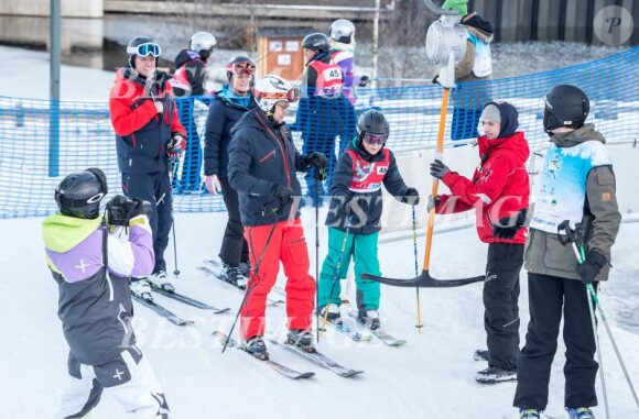 Le prince Daniel de Suède participait le 15 janvier 2015 à l'initiative Tous sur la neige, qui permet à des enfants de pratiquer gratuitement plusieurs disciplines des sports d'hiver, sur les pistes de la station Hammarbybacken, non loin de Stockholm.