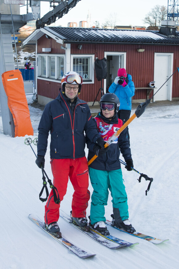 Le prince Daniel de Suède participait le 15 janvier 2015 à l'initiative Tous sur la neige, qui permet à des enfants de pratiquer gratuitement plusieurs disciplines des sports d'hiver, sur les pistes de la station Hammarbybacken, non loin de Stockholm.
