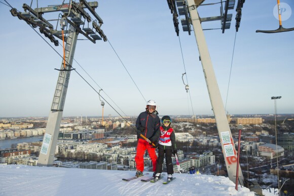 Le prince Daniel de Suède participait le 15 janvier 2015 à l'initiative Tous sur la neige, qui permet à des enfants de pratiquer gratuitement plusieurs disciplines des sports d'hiver, sur les pistes de la station Hammarbybacken, non loin de Stockholm.