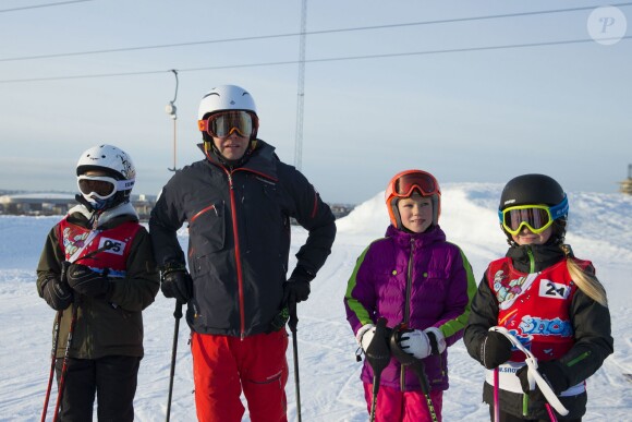 Le prince Daniel de Suède participait le 15 janvier 2015 à l'initiative Tous sur la neige, qui permet à des enfants de pratiquer gratuitement plusieurs disciplines des sports d'hiver, sur les pistes de la station Hammarbybacken, non loin de Stockholm.