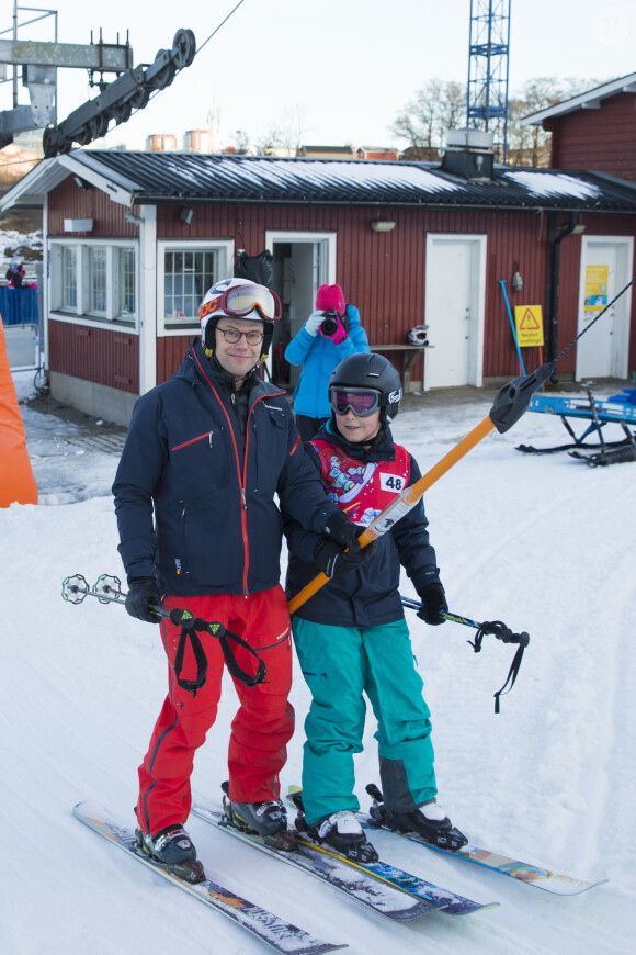 Le prince Daniel de Suède participait le 15 janvier 2015 à l'initiative Tous sur la neige, qui permet à des enfants de pratiquer gratuitement plusieurs disciplines des sports d'hiver, sur les pistes de la station Hammarbybacken, non loin de Stockholm.