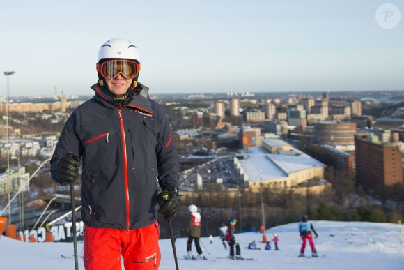 Le prince Daniel de Suède participait le 15 janvier 2015 à l'initiative Tous sur la neige, qui permet à des enfants de pratiquer gratuitement plusieurs disciplines des sports d'hiver, sur les pistes de la station Hammarbybacken, non loin de Stockholm.
