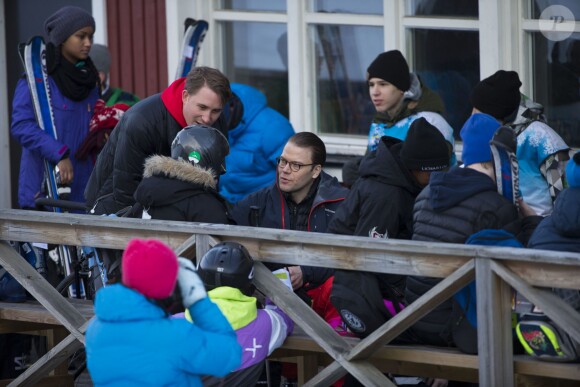 Le prince Daniel de Suède participait le 15 janvier 2015 à l'initiative Tous sur la neige, qui permet à des enfants de pratiquer gratuitement plusieurs disciplines des sports d'hiver, sur les pistes de la station Hammarbybacken, non loin de Stockholm.