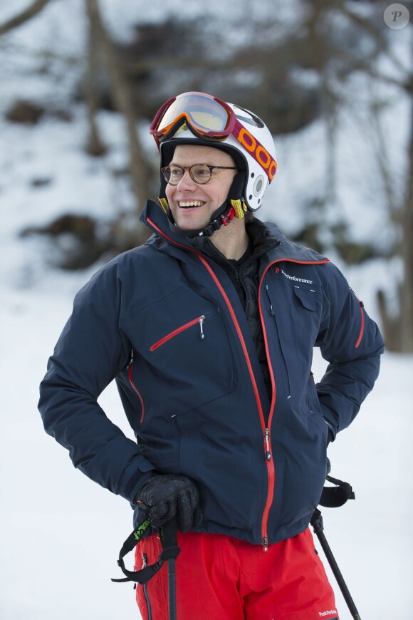 Le prince Daniel de Suède participait le 15 janvier 2015 à l'initiative Tous sur la neige, qui permet à des enfants de pratiquer gratuitement plusieurs disciplines des sports d'hiver, sur les pistes de la station Hammarbybacken, non loin de Stockholm.